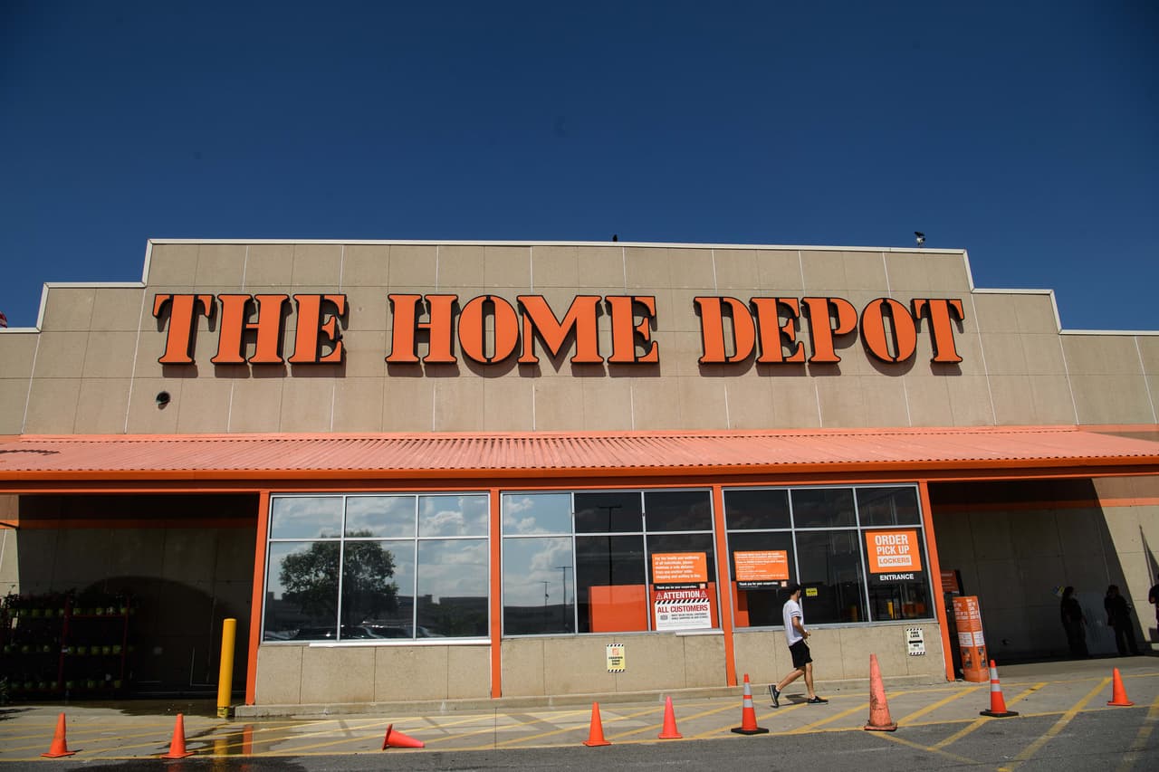 <b>Puesto 20. Home Depot</b>
<br>
<br>Valor de la marca en 2021: 52,900 millones de dólares.
<br>
<br>Cambio en el valor de la marca de 2020 a 2021: +4.8% (+2,400 millones de dólares).
<br>
<br>Sector: venta.
<br>
<br>País: Estados Unidos.
<br>
<br>Esta es la marca líder de la industria de mejoras para el hogar en Estados Unidos y posee el 47% del mercado. 
<br>
<br>La compañía matriz recibió un gran impulso en 2020, ya que muchas personas asumieron proyectos de mejoras para en casa mientras estaban en cuarentena por la pandemia.
<br>