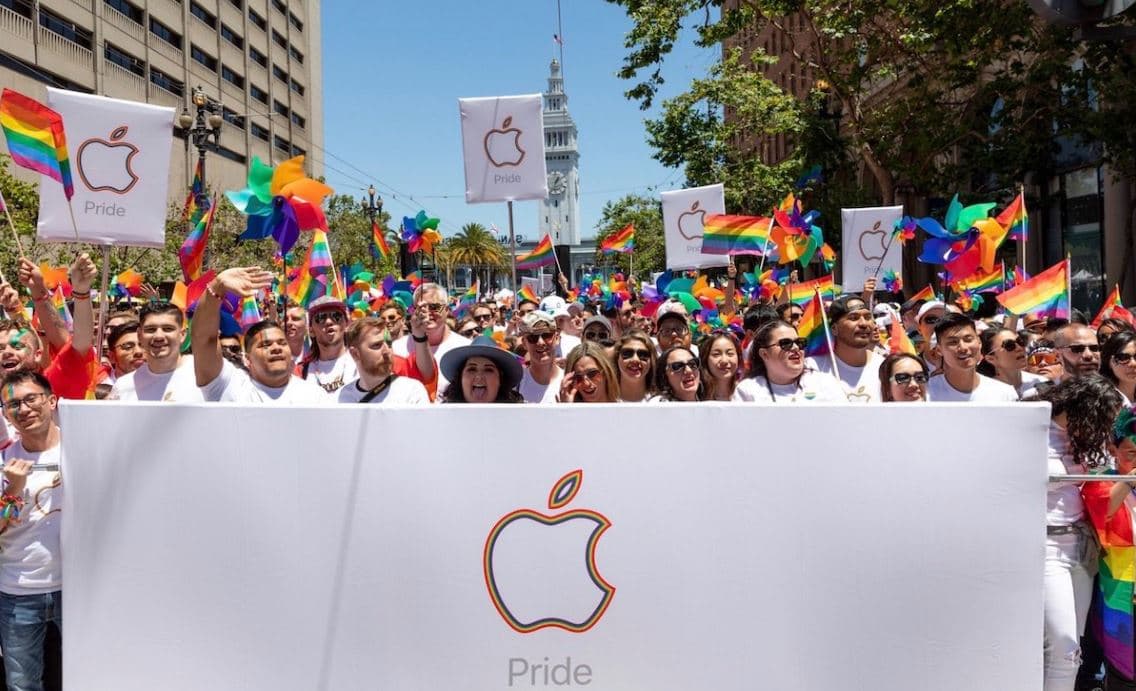 El escenario principal del festival estuvo ubicado en los escalones del Ayuntamiento de San Francisco, donde había eventos programados con talento local, nacional e internacional que contaban con el apoyo de organizaciones comunitarias y líderes políticos por igual.
<br>