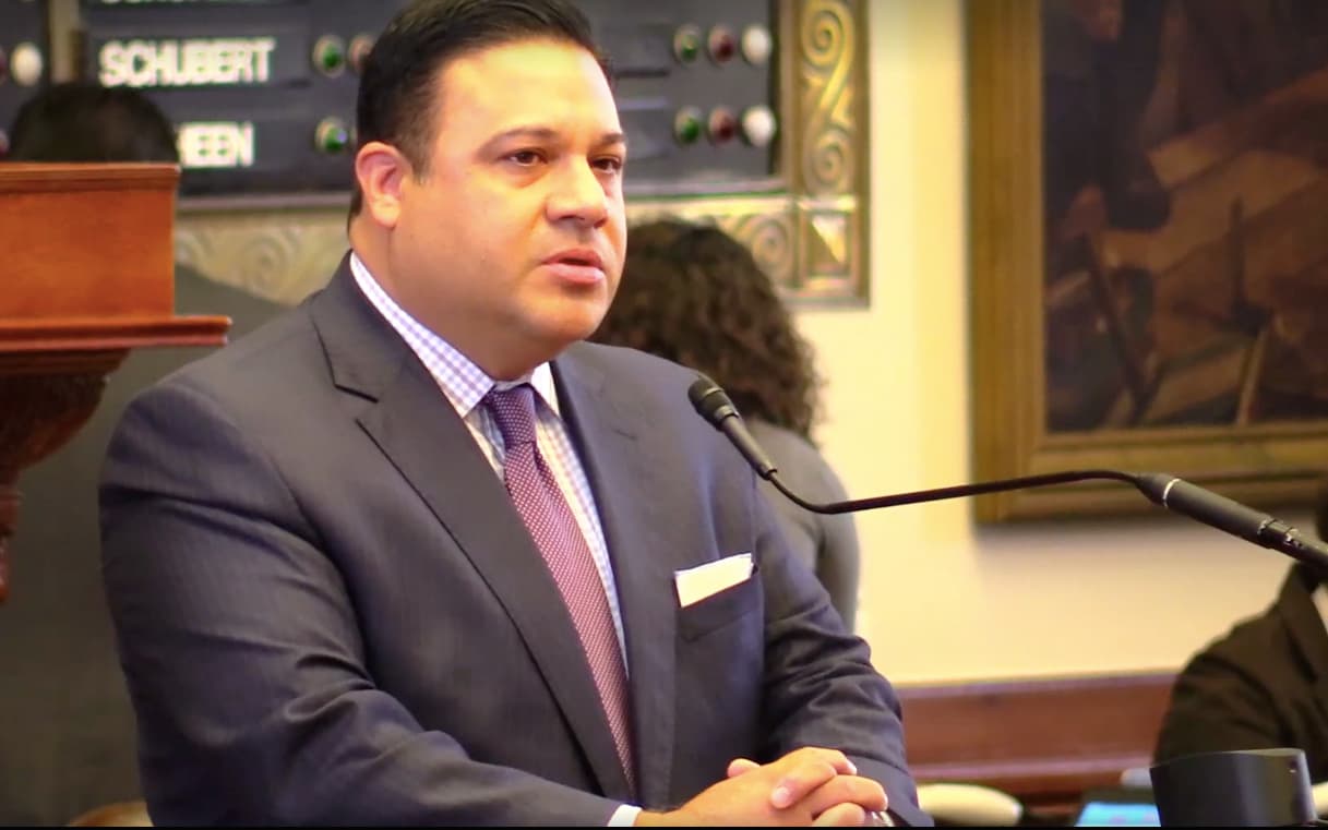 Jason Villalba: El representante estatal por el distrito 114 en el condado Dallas voto a favor de la propuesta argumentando que es lo que sus electores necesitan para sentirse seguros. “En Estados Unidos nos regimos por las leyes”, dijo Villalba durante la discusión de la SB4 en el pleno de la Cámara de Representantes en donde enfatizó que no se identifica como mexico-americano, sino solo como americano.