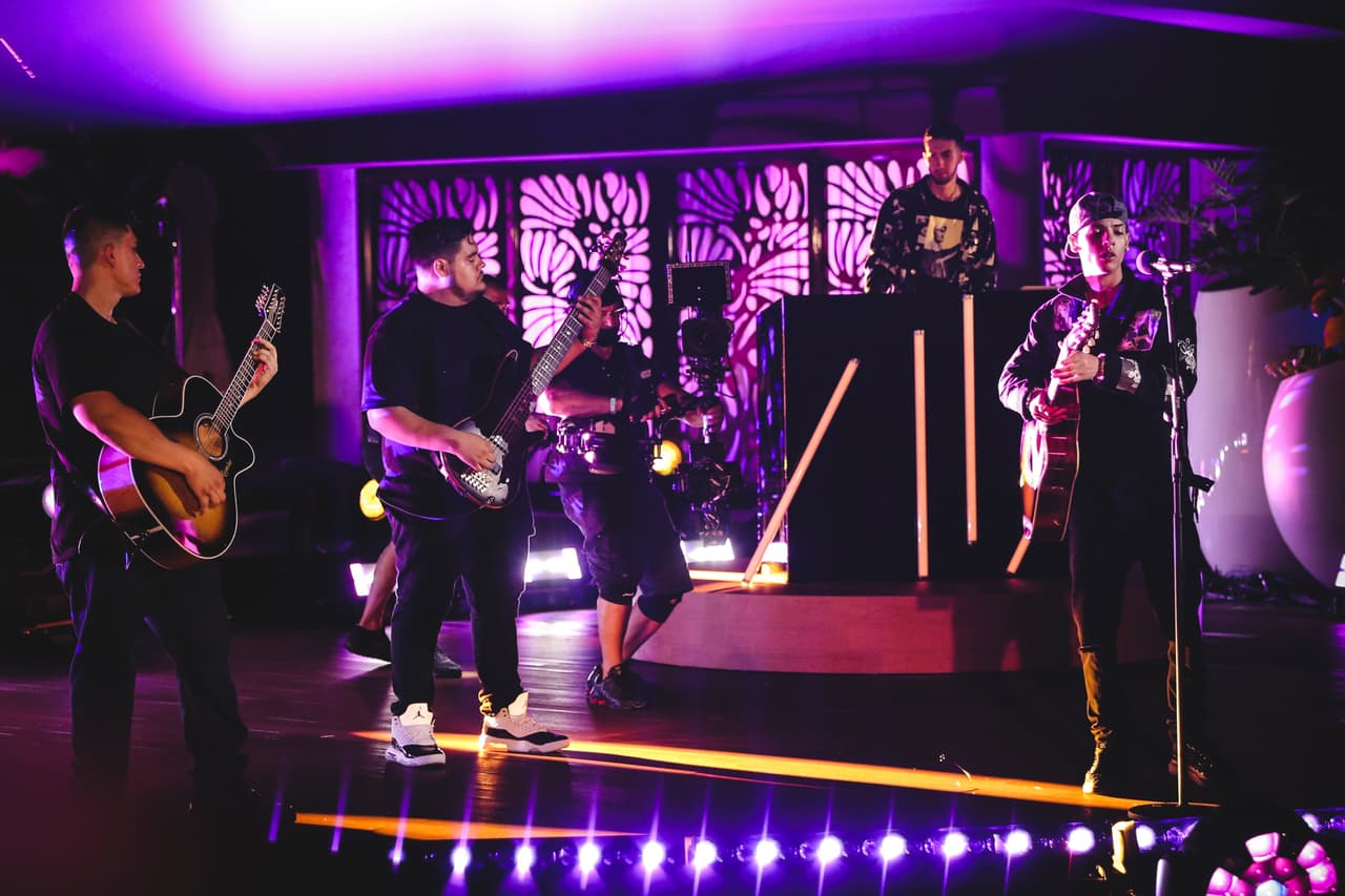 A los 16 años, su música ya era conocida en su ciudad natal (Hermosillo, Sonora)
<b>, </b>entonces comenzó a publicar videos en las redes sociales. Estas llamaron la atención de un productor quien enseguida le dio su primer contrato.
<br>