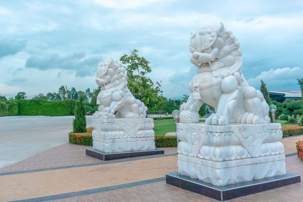 También hay quienes creen que jamás hay que poner más de dos dragones juntos porque un tercero puede causar un triángulo malicioso que bloquee todo lo bueno que quieres, y además, que contar con más de cinco en tu casa ya afectará todo tu ambiente.