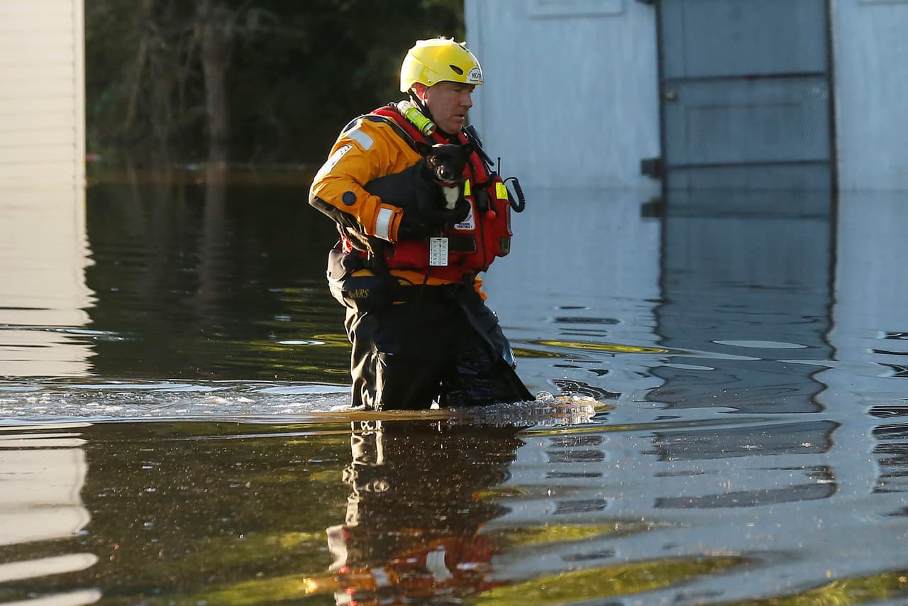 "Salgan ahora", pide el gobernador de Carolina del Norte por una represa a punto de colapsar tras el paso de Matthew