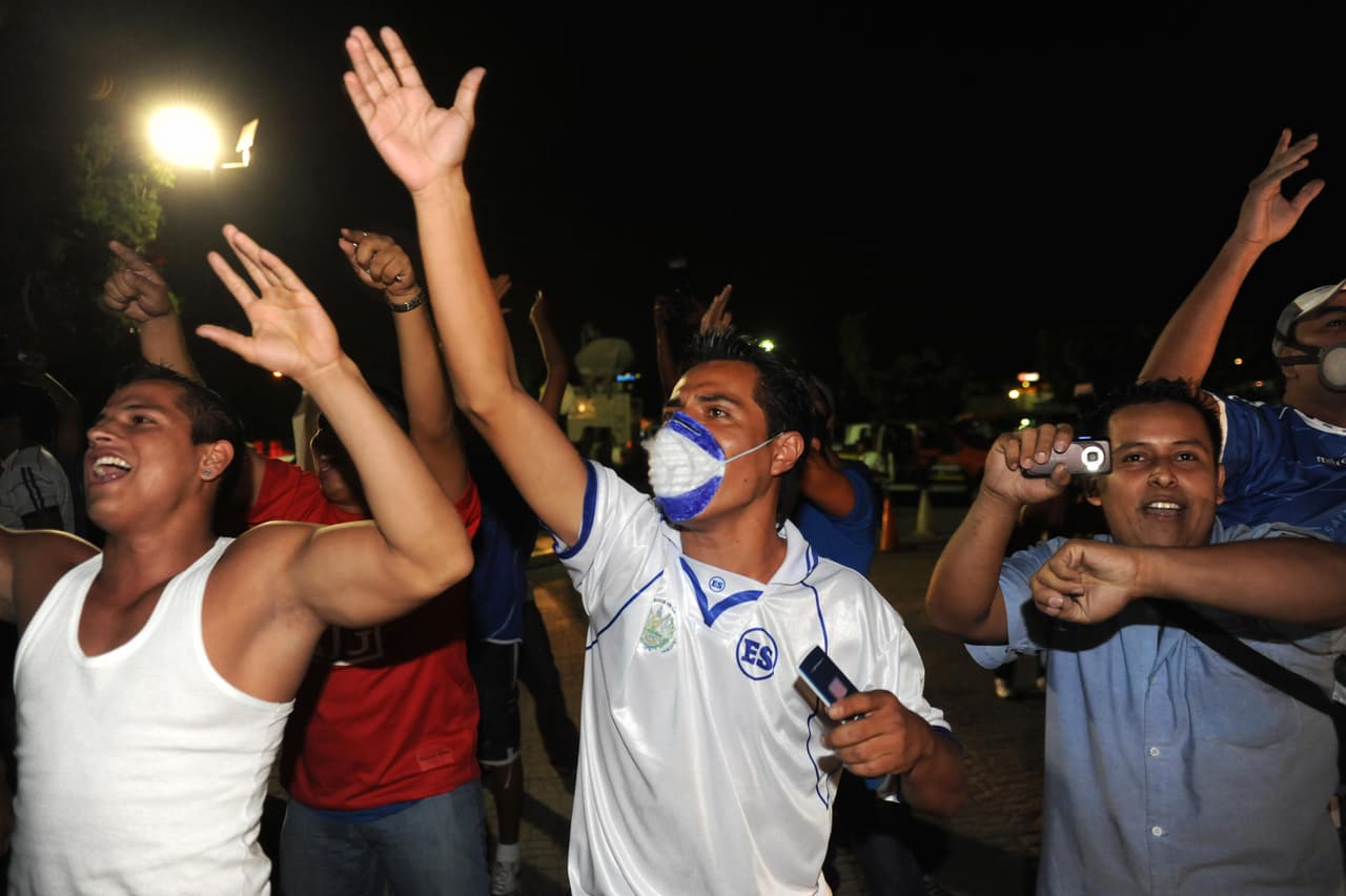 Los aficionados salieron del Cuscatlán desbordados por la emoción de la victoria salvadoreña, con la satisfacción de que su iniciativa de intimidación había funcionado ante México y con la esperanza de ir al Mundial de Sudáfrica.