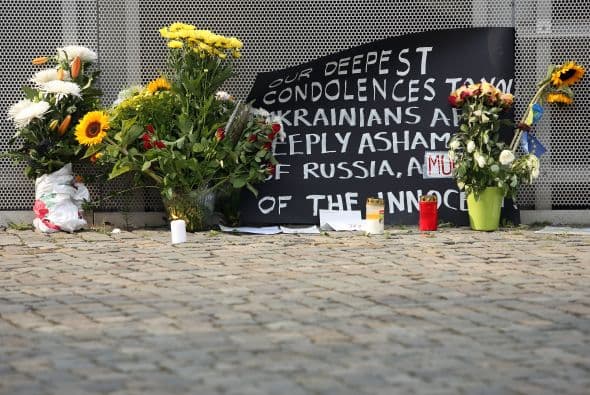 En otros lugares, como a las afueras en esta iglesia en Kuala Lumpur, las personas dejaban mensajes expresando sus condolencias.