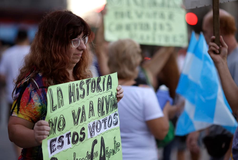 Protestas de kirchneristas en las afueras del Congreso argentino