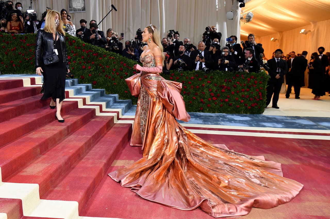 La segunda: una sobrefalda con lazada en la cintura y gran volumen en azul turquesa.
<br>