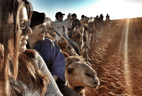 La actriz mexicana Claudia Álvarez, en primer plano, celebra desde Ayers Rock, Australia, donde disfruta esta temporada paseando en camello. ¿Seguirá la estrella?