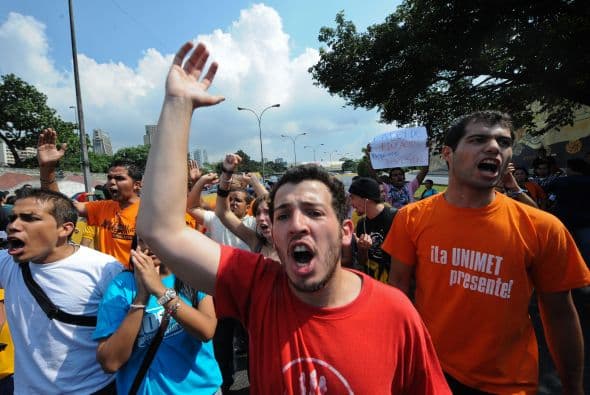 Políticos de oposición han denunciado las maniobras como un "golpe" antes de que asuma la nueva legislatura el 5 de enero, con un bloque de oposición lo suficientemente grande para bloquear la aprobación de ciertas leyes importantes.