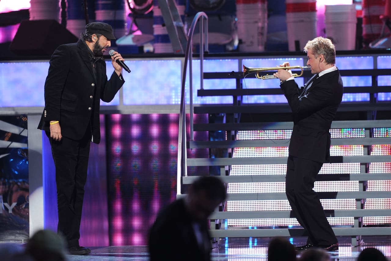 En los Latin Grammy del 2010 el dominicano Juan Luis Guerra estuvo acompañado del trompetista Chris Botti, de 56 años de edad. La mezcla de los dos estilos se combinó al ritmo de ‘Lola’s Mambo’.
