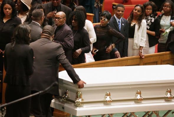 Entre los asistentes al funeral estaban el reverendo Jesse Jackson y el congresista por Maryland Elijah Cummings, cuyo distrito incluye Baltimore.
