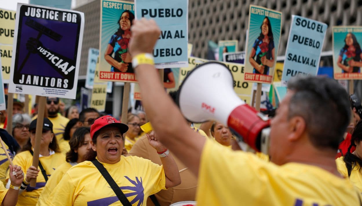 Durante la marcha de May Day, se pidieron consignas por justicia para trabajadores y prestadores de servicios a través de altavoces. “Solo el pueblo salva al pueblo”, expresaron. 
<br>Las protestas del movimiento “May Day Strong” en distintas ciudades buscan conmemorar el Día Internacional de los Trabajadores y se producen después de las manifestaciones contra Donald Trump bajo el lema “No Kings” el pasado mes de marzo.
