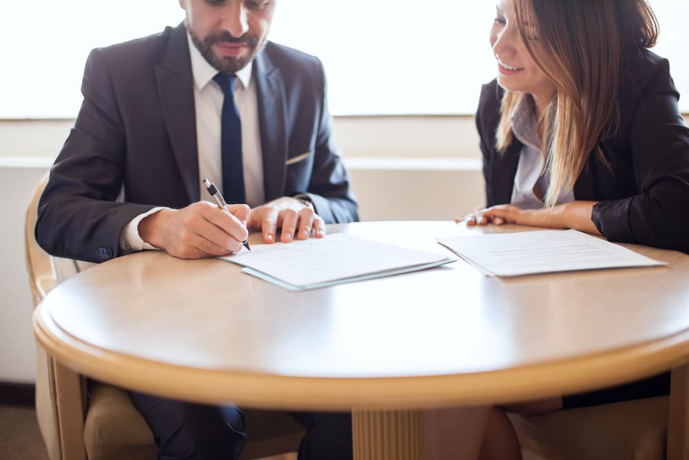 <b>Tauro</b>
<br>
<b>Intuiciones para tus asuntos de dinero</b>
<br>Venus, tu regente, está directo, el amor y la economía marchan tomados de las manos. Es un buen tiempo para ti en cuestiones de finanzas y negocios así como en viajes y otros aspectos relacionados con tu trabajo, o las inversiones. ¡Abre bien los ojos! En este ciclo planetario se te acercarán personas con interesantes proposiciones que te ayudarán a sacar adelante tu vida en el terreno económico. Hay progreso y prosperidad en tu destino, pero debes aprovechar al máximo todas las oportunidades, con cautela, pero decididamente. Declara tus sentimientos a esa persona, no te defraudará.