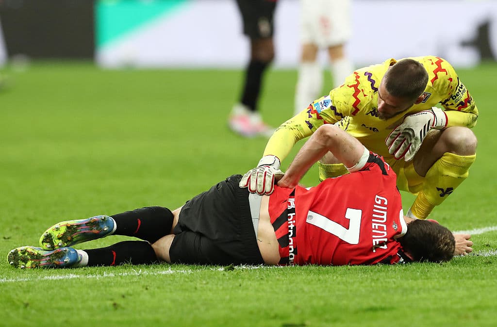 Santi Giménez sale lesionado y enciende las alarmas en el Milan