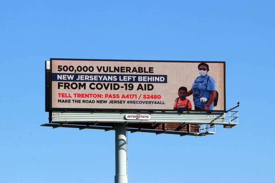 "Miles de familias se están quedando atrás": con una enorme valla, migrantes indocumentados piden ayuda económica por la pandemia