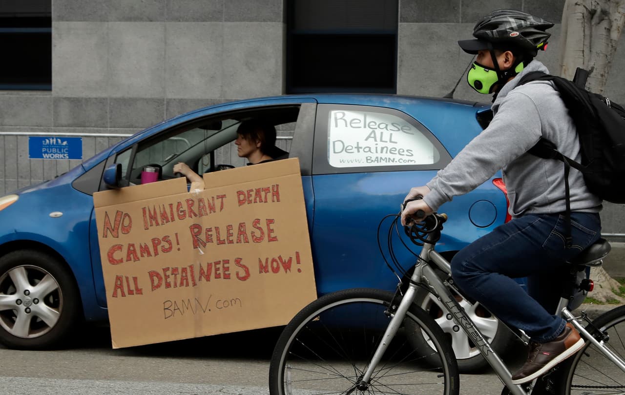 “¡No a los campos de exterminio de inmigrantes, liberen a todos los detenidos ahora!”, se lee en uno de los carteles en la protesta de San Francisco. Para los activistas los tribunales de inmigración también son un peligroso foco de contagio de covid-19 para los indocumentados, y la mayoría se encuentran funcionando a pesar de la pandemia.