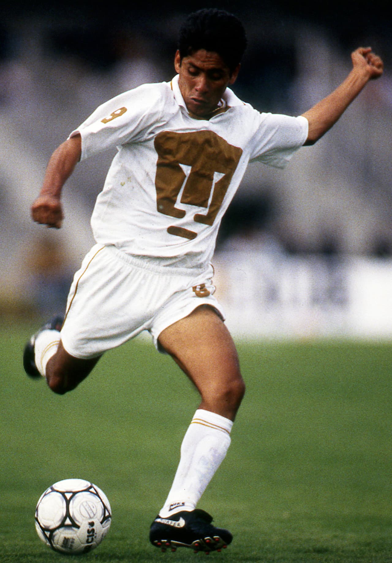 Es memorable ver al 
<i>Brody</i> vestido de portero y de delantero con esta mítica indumentaria.