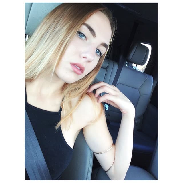 La joven de 19 años se ha vuelto muy popular en las redes sociales debido a su belleza y candentes selfies.