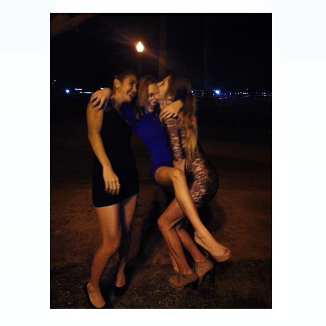 Y por supuesto, disfruta de salir de fiesta con sus amigos.