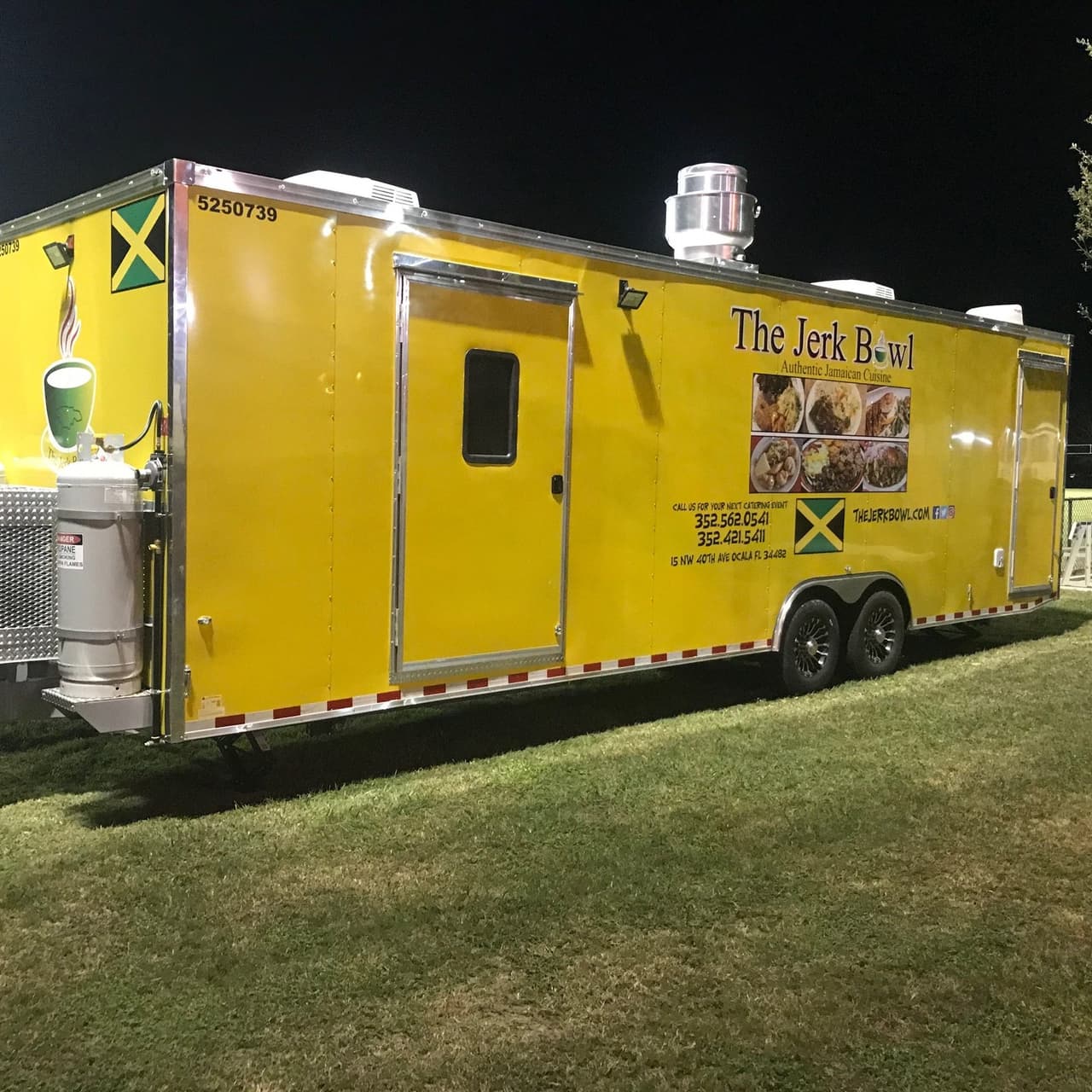 Posteriormente, los detectives de delitos contra la propiedad descubrieron que la misma camioneta blanca en que viajaban los ladrones había sido utilizada para cometer otros tres robos de remolques.