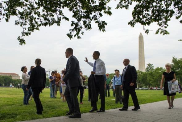 Y Obama pareció muy relajado de caminar como cualquier peatón.