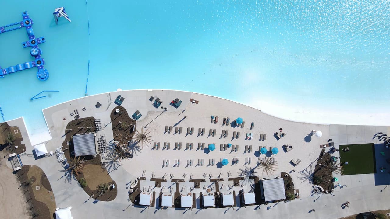 La laguna cuenta con diferentes tipos de actividades que pueden ser disfrutadas por toda la familia: kayak, una carrera de obstáculos en medio del agua o simplemente darse un buen chapuzón y broncearse con el sol texano.