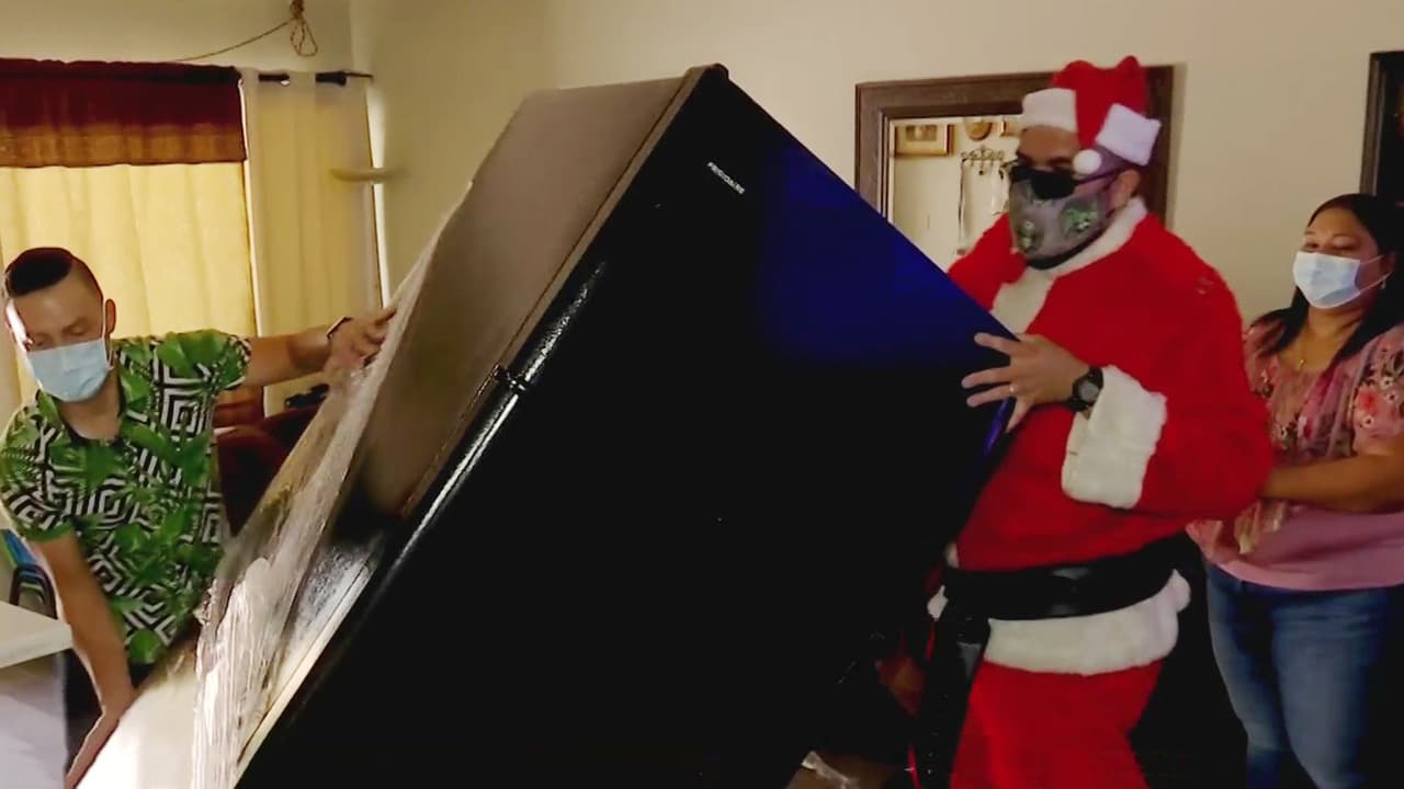Pero la angustia terminó con la llegada de 
<a href="https://www.univision.com/shows/despierta-america/santa-claus-se-adelanto-para-llevar-un-refrigerador-y-regalos-a-una-madre-que-pidio-ayuda-a-maria-antonieta-collins-video">Santa Claus</a>, antes de tiempo.