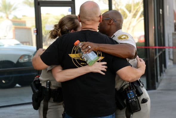 El restaurante y el Walmart se mantuvieron cerrados mientras los detectives procesaban evidencia.