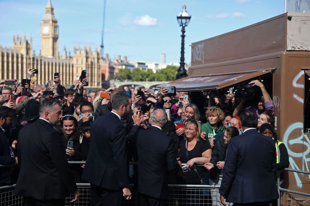 Sosprendidos por la aparición del rey, también acompañado por su hijo Guillermo, el príncipe heredero, los presentes gritaron 'God save the King' (Viva el rey) y 'God bless the Prince of Wales' (Dios bendiga al príncipe de Gales).