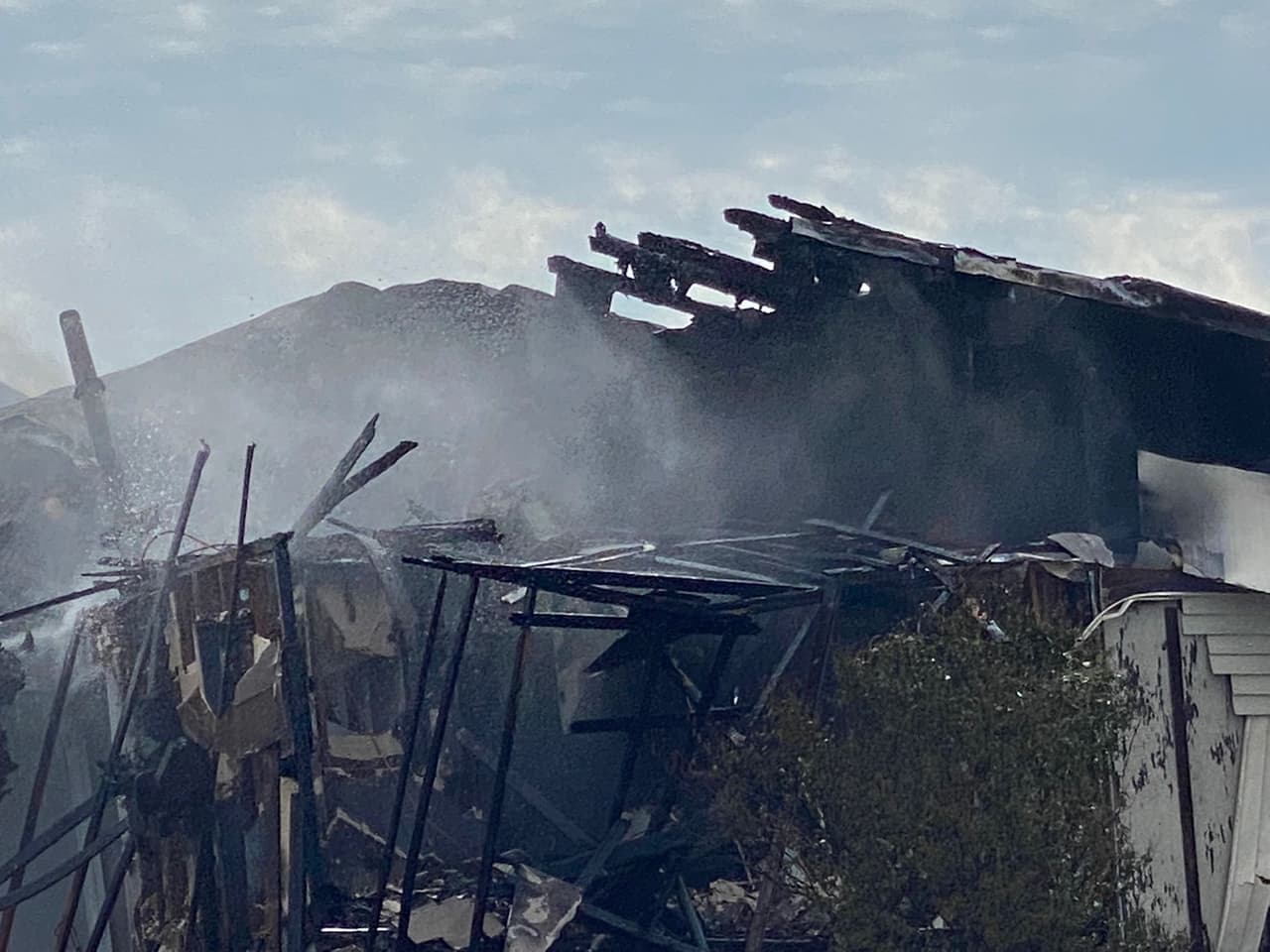 Aún no está claro cuántas residencias se vieron afectadas por la explosión y tampoco se sabe si hay alguna fuga de gas en el área.
<br>