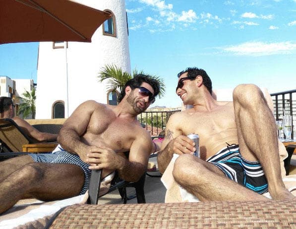 Es muy amigo de Arturo Carmona, otro de los galanes que les quita el aliento a las mujeres.