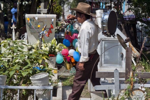 Los cementerios se van llenando de vida desde muy temprano, e incluso durante la noche.