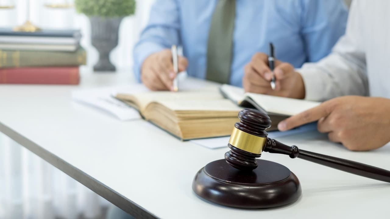 <b><a href="https://www.aging.pa.gov/aging-services/legal/Pages/default.aspx?fbclid=IwAR2tDBTAWlXL42lGsd14RExDC9dJyaoNR10fe3hkVX29JbBC2ItVgRiI6iM" target="_blank">Asistencia legal</a>: </b>El Programa de asistencia legal para adultos mayores de Pensilvania brinda acceso a servicios legales gratuitos para adultos mayores, incluidos asesoramiento, asesoramiento y representación en un caso.