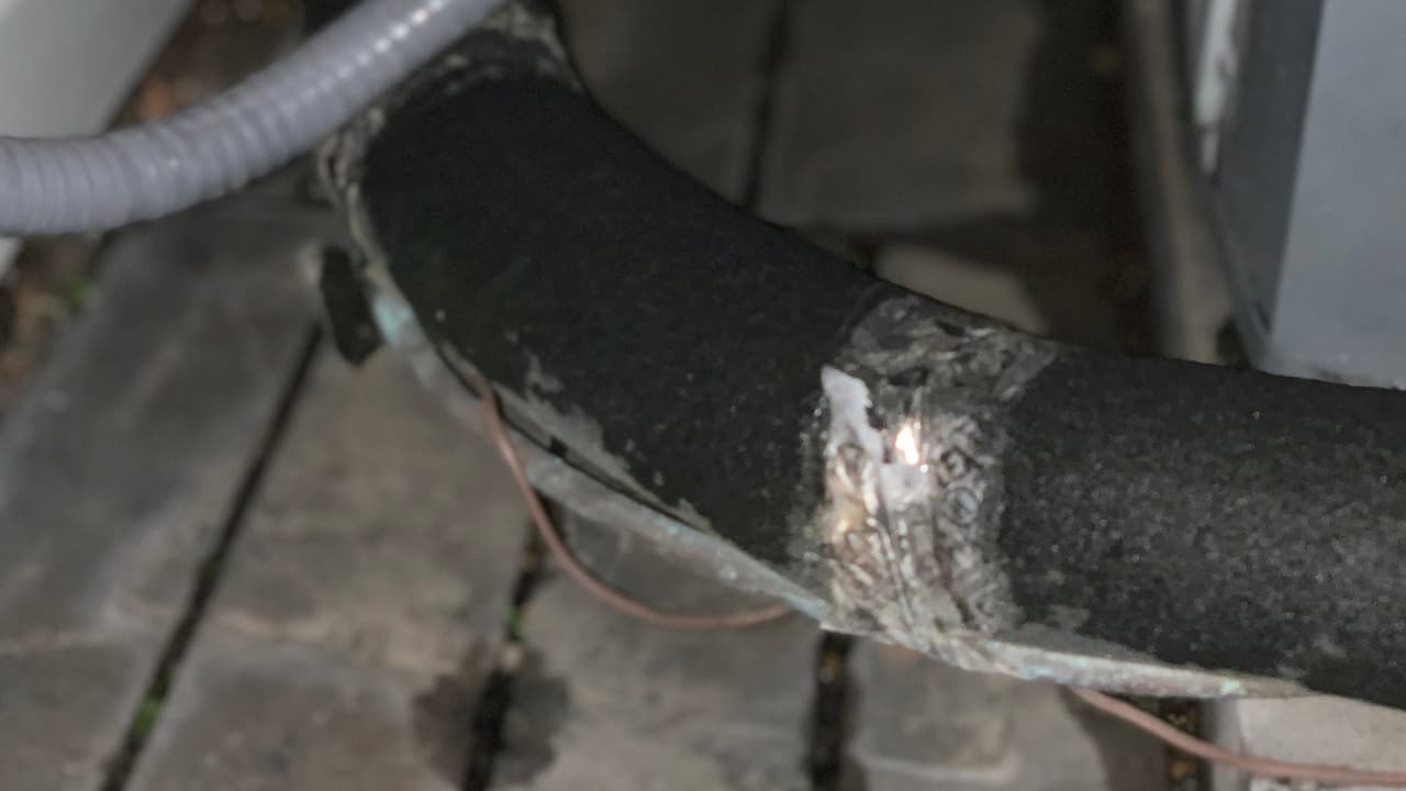 Existen selladores que son para uso en exteriores que cubren grietas y agujeros en las paredes exteriores de tu casa y se recomienda hacerlo durante la primavera así previenen problemas en invierno.