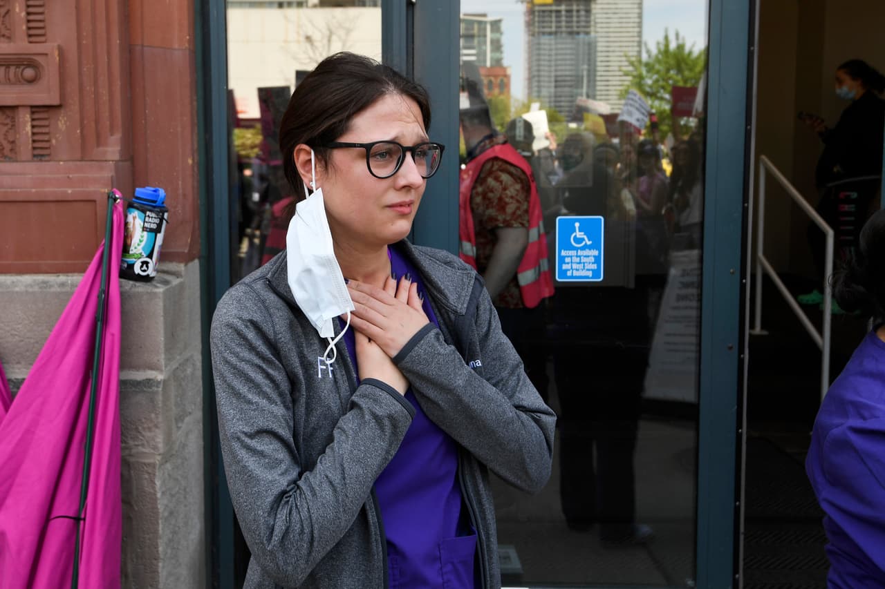 Una trabajadora de la Asociación Clínica de Planificación Familiar en Chicago conmovida mientras los manifestantes pasan frente a la puerta del centro.