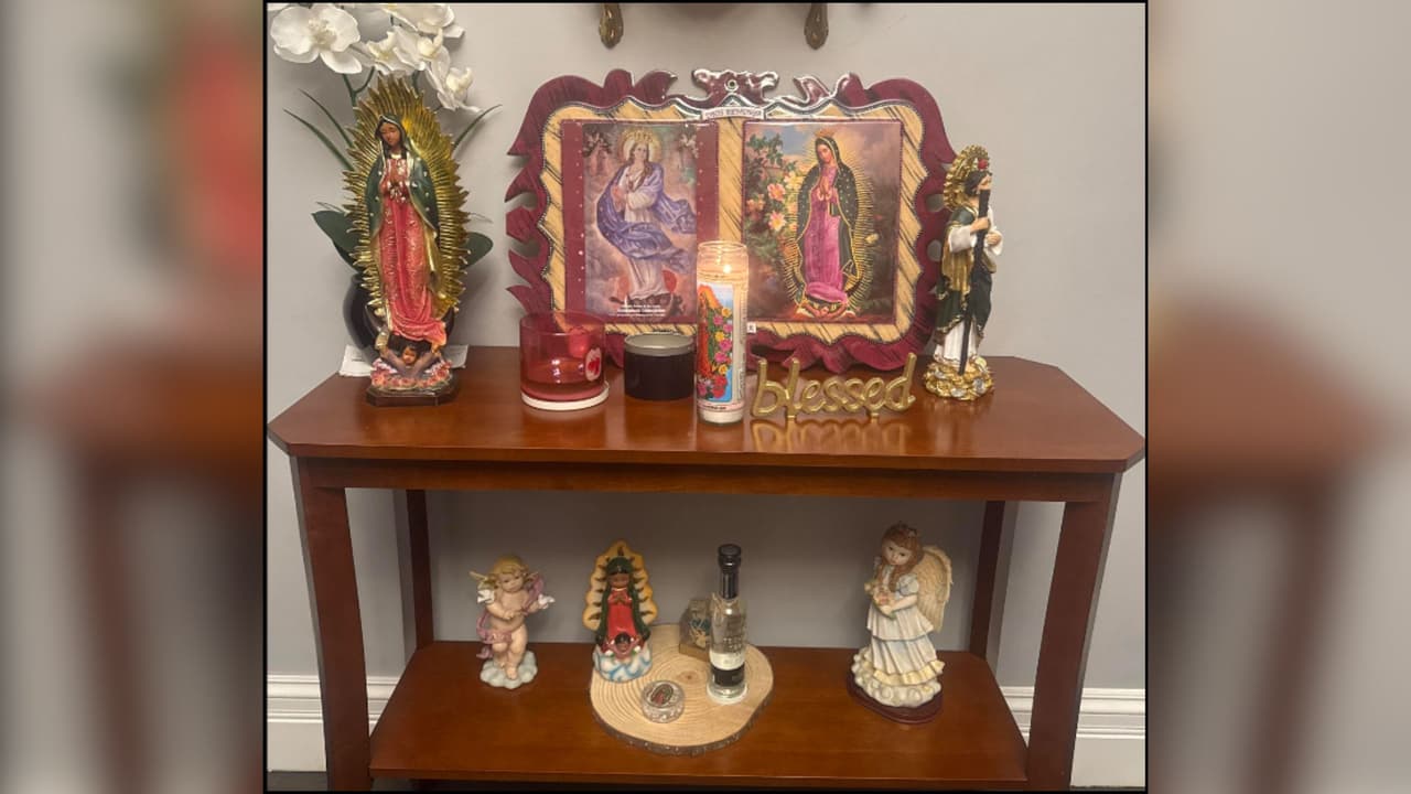 Además, el padre Ezequiel invitó este lunes a una conferencia de prensa para poder aclarar cualquier inquietud.
<br>
<br>Una de las dudas más frecuentes fue si existe un protocolo en caso de presencia de agentes federales. El padre Ezequiel aclaró que la Iglesia no tiene 
<b><a href="https://www.univision.com/local/chicago-wgbo/operativo-federal-en-elgin-desata-tension-y-usa-irritantes-quimicos" target="_blank">control sobre ICE,</a></b> pero sí explicó cuál es el procedimiento básico en caso de que agentes intenten realizar detenciones.
<br>
<br>
<b>“Cuando la gente ya llega aquí, el protocolo es que nadie puede hacer un arresto sin una orden firmada por un juez, dirigida a una persona en específico. No pueden hacer arrestos amplios porque perturbaría toda la experiencia; es demasiada gente para controlar”, puntualizó.</b>
<br>