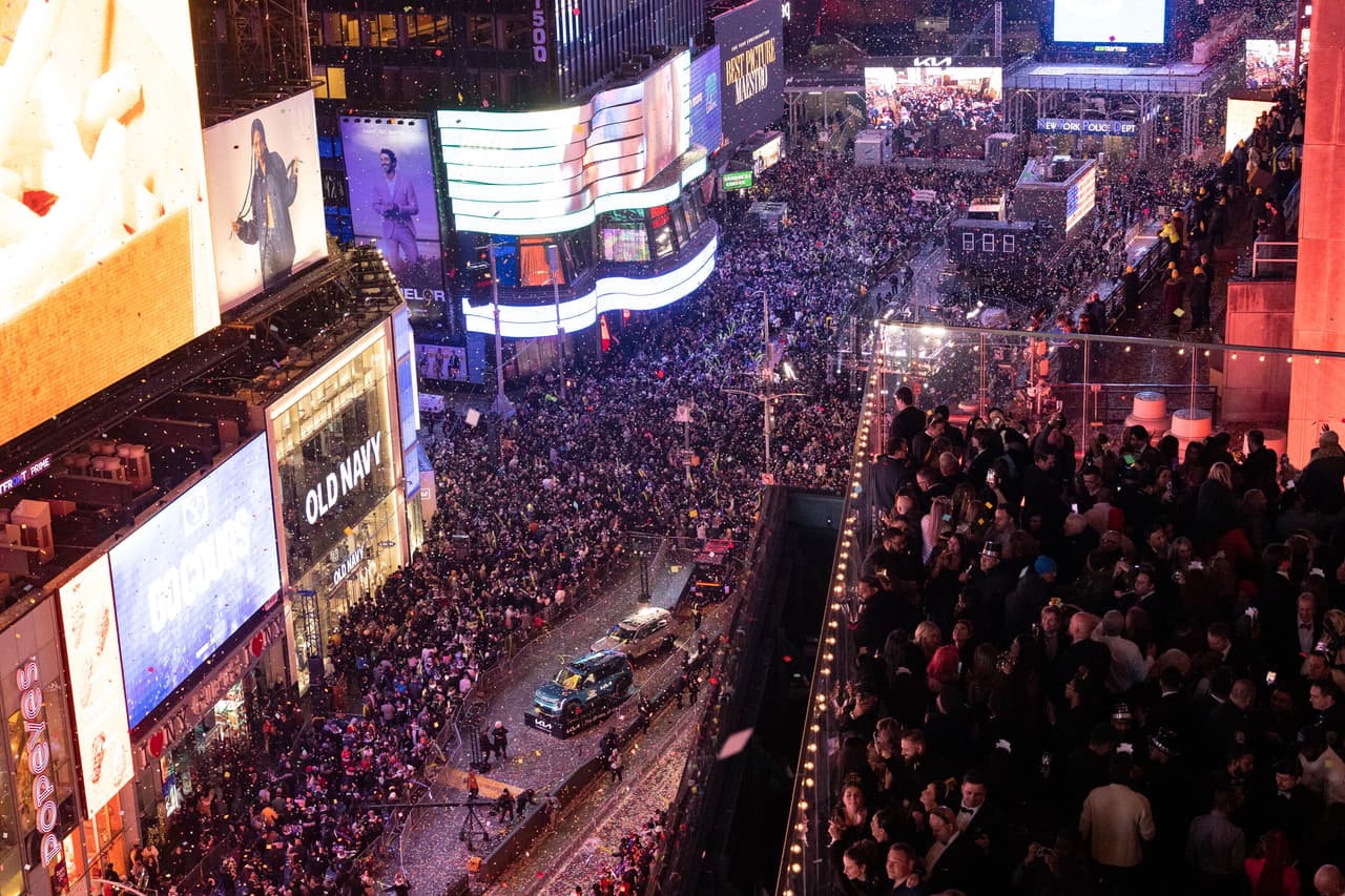Miles de personas disfrutaron del espectáculo y dieron la bienvenida al 2024 en Times Square.
