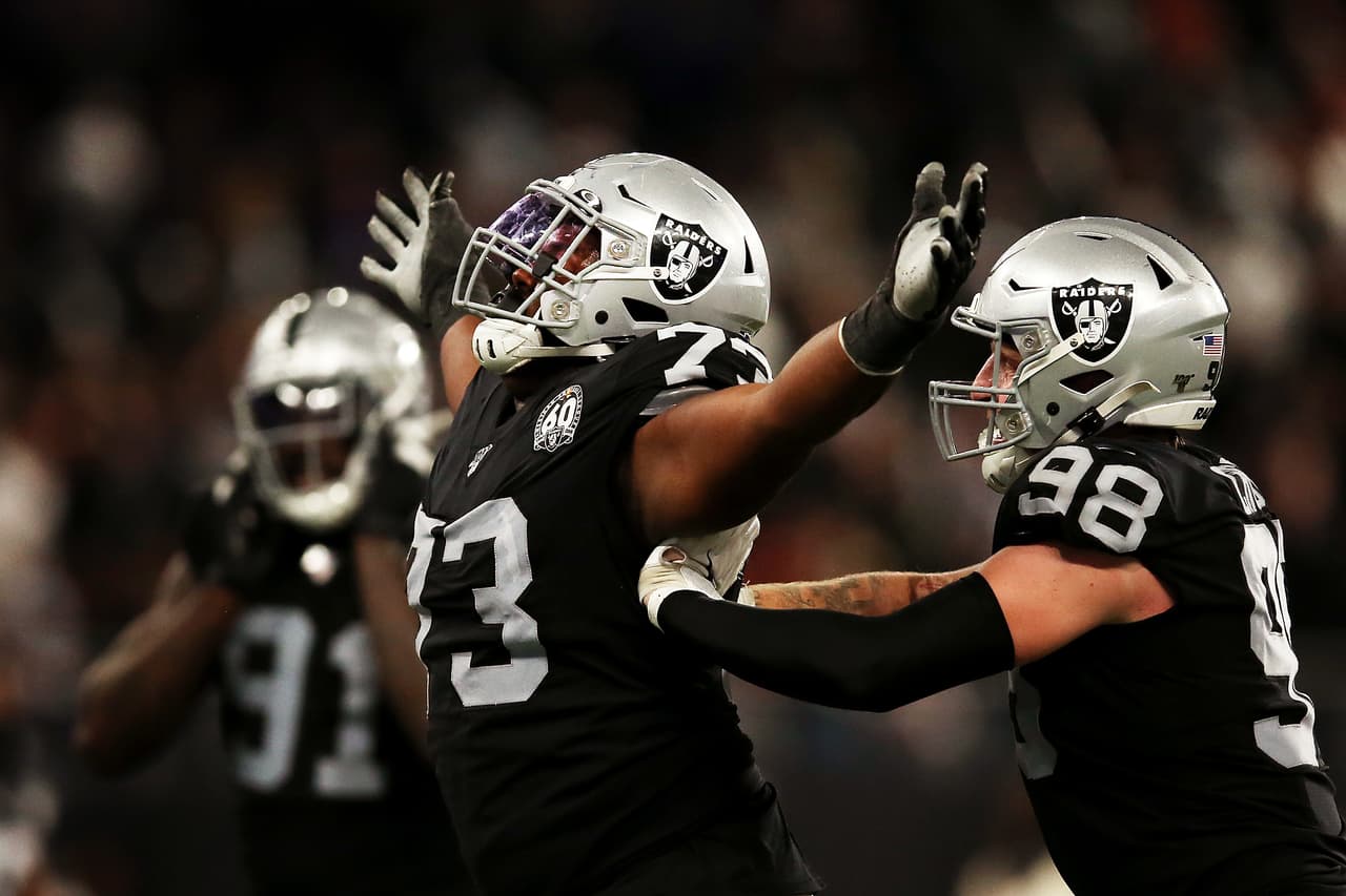 Chicago Bears 
<b>21-24</b> Oakland Raiders. Maurice Hurst festeja en la última jugada del partido. El encuentro es para sus Raiders.