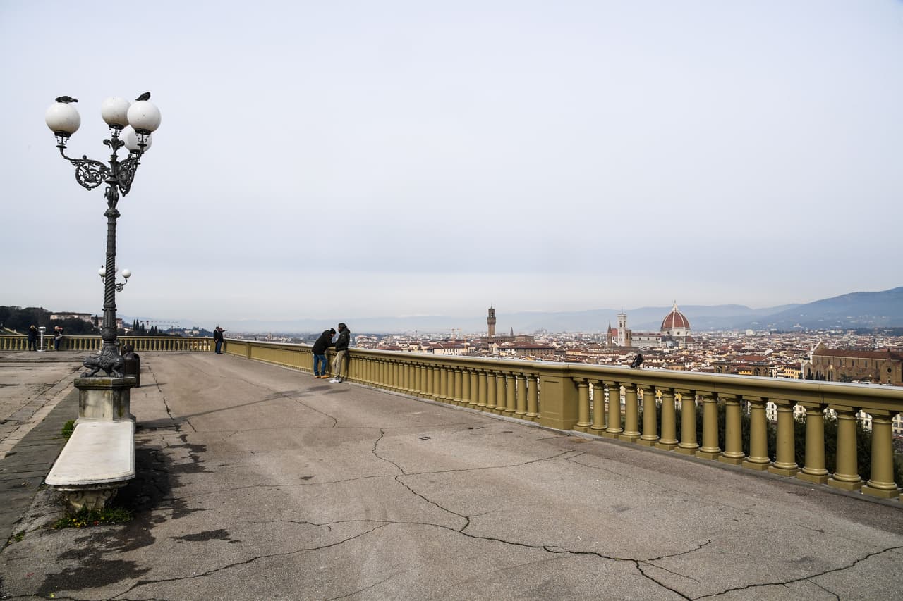 Este martes, las aerolíneas British Airways, hermana de Iberia en el seno del International Airlines Group, y Ryanair anunciaron la anulación de todos sus vuelos hacia Italia. España también anunció que suspendía todas sus conexiones aéreas desde Italia. En la foto, una desierta Piazzale Michelangelo en la ciudad de Florencia, Toscana.