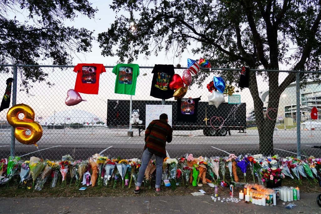 Decenas de personas se acercaron en los últimos días a las puertas del NRG Park para honrar la memoria de las víctimas en un 
<a href="https://www.univision.com/local/houston-kxln/nrg-park-astroworld-houston-altar-fotos">altar improvisado</a>.