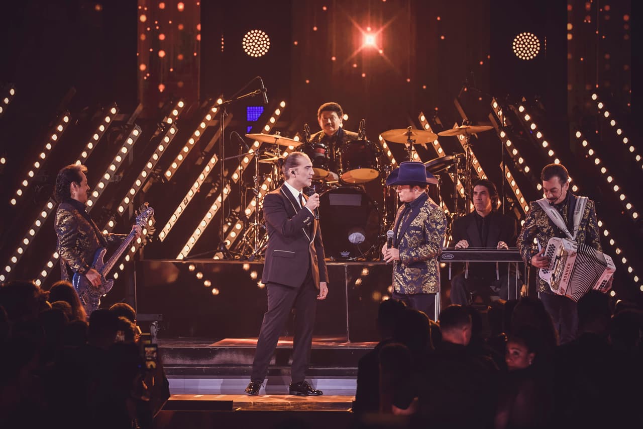 Cantaron el tema 'Para sacarte de mi vida'.