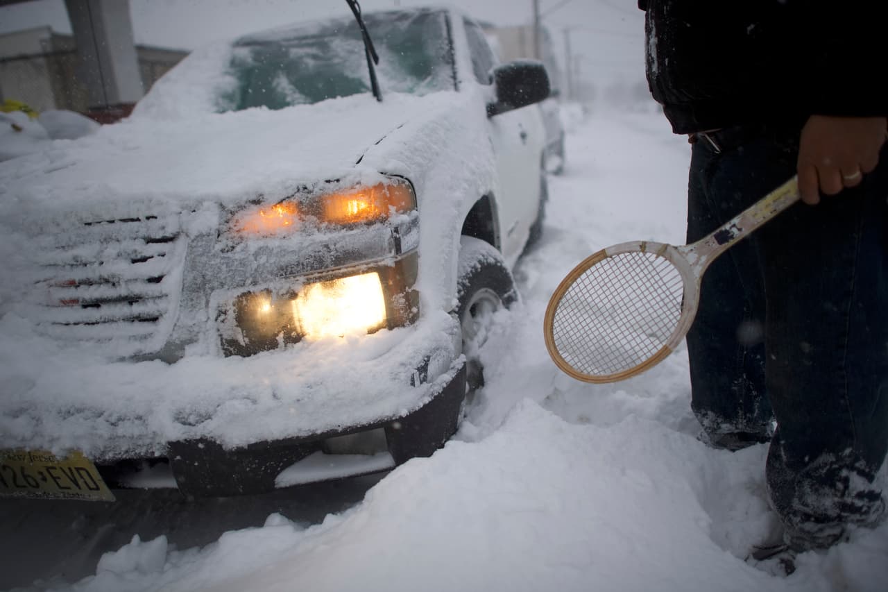 Residentes de Atlantic City, Nueva Jersey, despejan la nieve de sus vehículos atascados.