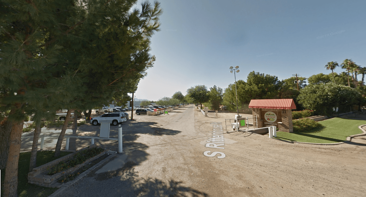 <h3 class="cms-H3-H3"><a href="https://www.pumpkinandchiliparty.com/" target="_blank">Schnepf Farms en Queen Creek</a></h3>
<a href="https://www.pumpkinandchiliparty.com/" target="_blank"> </a>
<br>
<br>Este huerto le pide los visitantes que usen una mascarilla, “especialmente cuando estén en interiores o cuando sea difícil mantener una distancia física de 6 pies entre personas o grupos familiares”. Este sitio tendrá su huerto abierto hasta el primero de noviembre. "La asistencia diaria se limitará a un máximo del 35% de la capacidad”, indican los propietarios del huerto, lo que significa que tendrá que comprar un boleto para confirmar su entrada. 
<br>
<br>
<h3 class="cms-H3-H3"><b>Ubicación</b></h3>
<br>24810 S. Rittenhouse Road Queen Creek, AZ 85142
<br>