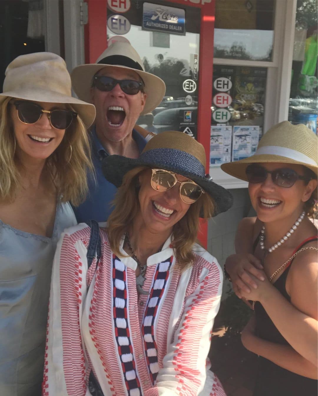 Y agregó: “La vida sería aburrida sin una amiga loca. Deseándote mil bendiciones a la vez, sabes cuánto te quiero. 'I love you' y espero que tengas el mejor de los días”.