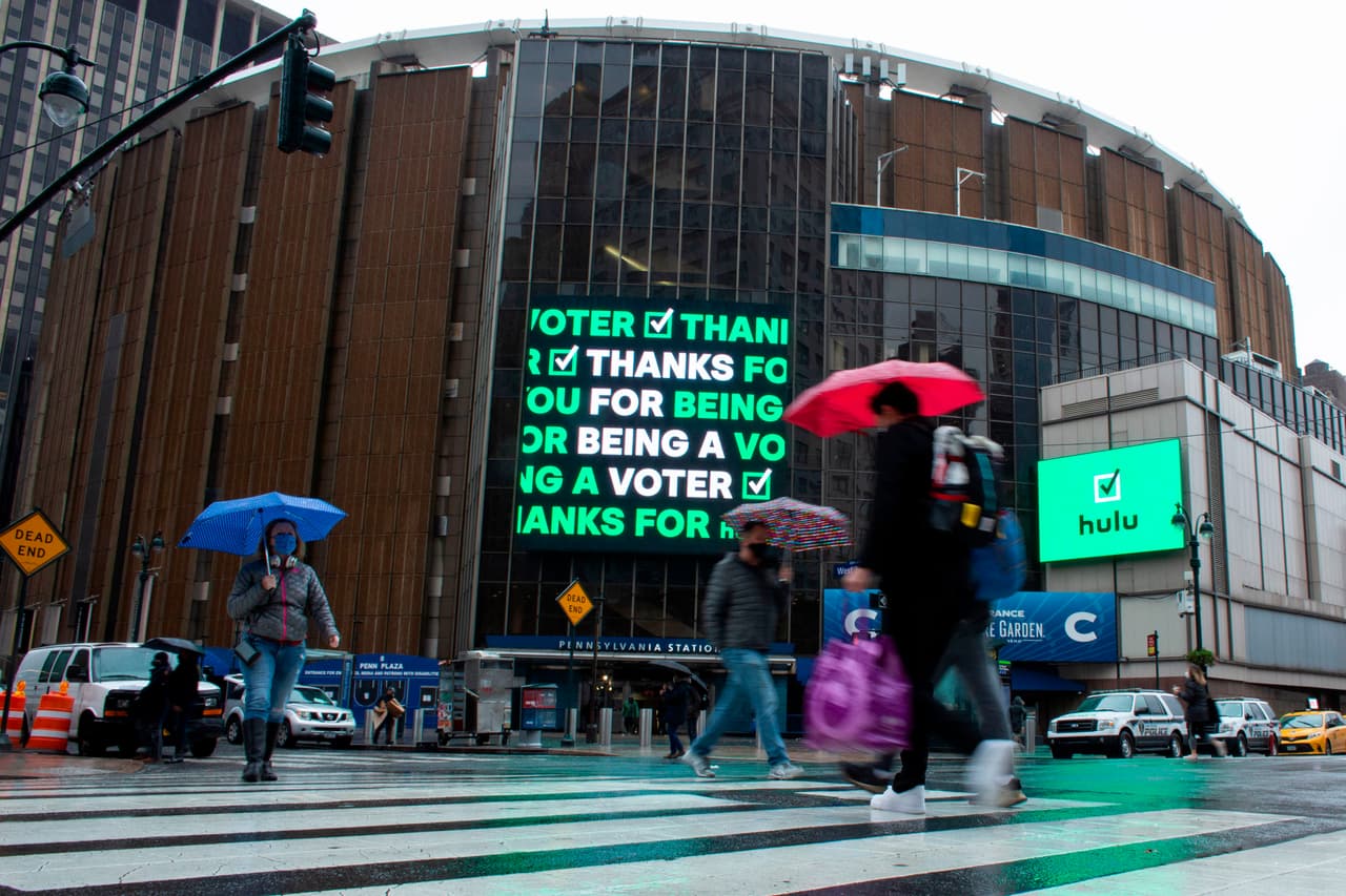 El ambiente electoral en Nueva York no ha perdido su temperatura a pesar de las lluvias en la mañana y la temperatura de 44 Fahrenheit.