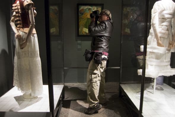 La exposición "Las apariencias engañan", abierta el miércoles, integra unas 300 prendas, entre vestidos, zapatos, joyas, perfumes y otros objetos personales encontrados en los armarios, baúles y salas de baño de la Casa Azul, ubicada en el sur de la capital mexicana, donde Frida vivió con su esposo Diego Rivera, otro artista plástico muy representativo de México.