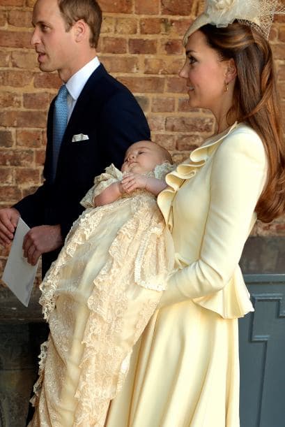 El principito George llegó con sus padres, Príncipe William y Catherine, Duquesa de Cambridge, para su bautizo en St. James's Palace este 23 de octubre de 2013. El bebe tenía un traje elaborado en satín, réplica de uno que se usó para el bautizo de la hija mayor de la Reina Victoria en 1841. Estaban presentes, entre otros, la Reina Isabel y el príncipe Felipe. El Arzobispo de Canterbury, Most Rev. Justin Welby, recibió a los visitantes a la entrada de la iglesia. El bebé tendrá siete padrinos, entre ellos Zara Tindall, hija de la princesa Ana; Oliver Baker, amigo de la universidad de William y Catherine; Emilia Jardine-Paterson, que fue a la escuela con Catherine, y William van Cutsem, amigo de la infancia de William.