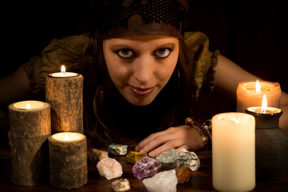 De ahí va derivando en la persecución y aniquilación de muchos hechiceros, magos y sacerdotes que consideraban 'paganos' y sí, también viene en la 'cacería de brujas' que se dio por toda Europa y Estados Unidos en el siglo XV y XVI, con la muerte de más de 100 mil personas.