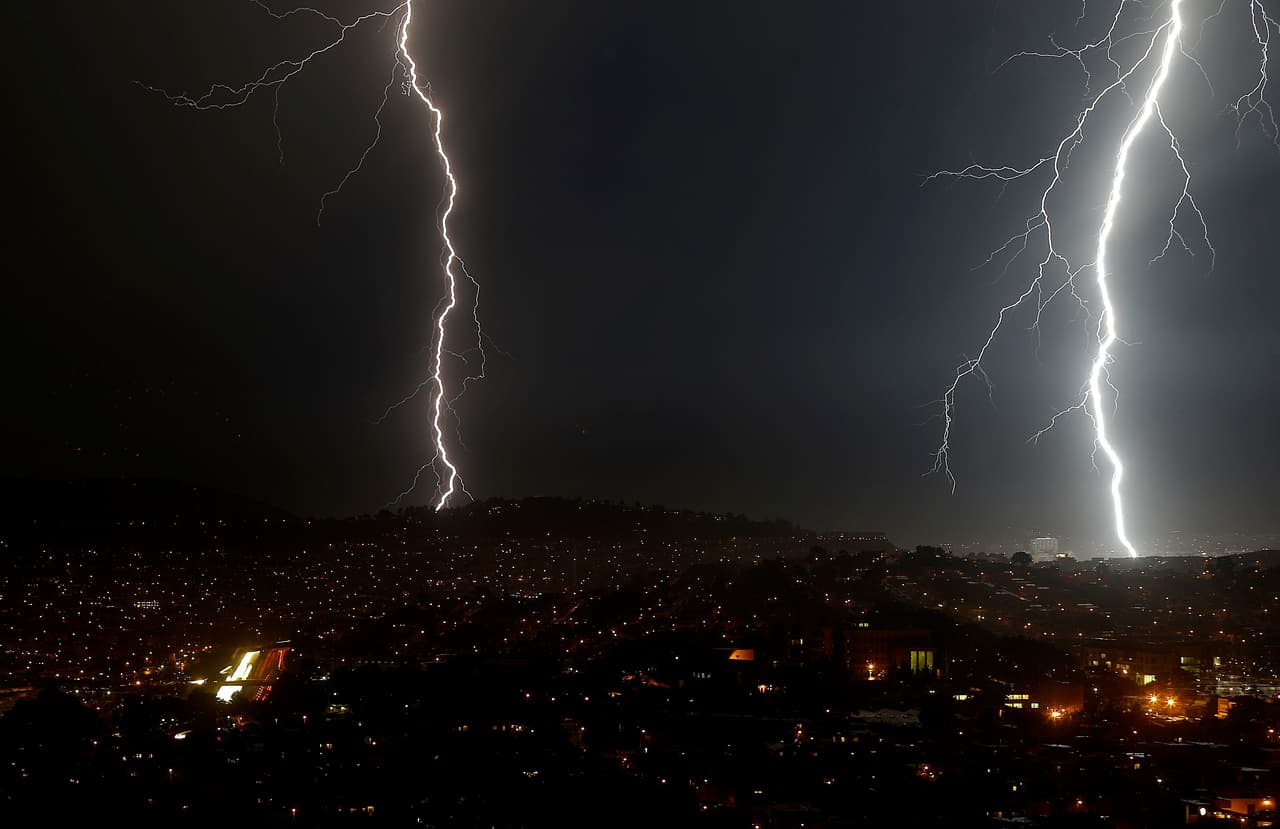 El Servicio de Meteorología Nacional (NWS) verificó que 1,200 relámpagos tocaron tierra y unos 5,800 más fueron vistos en los cielos sobre San Francisco.