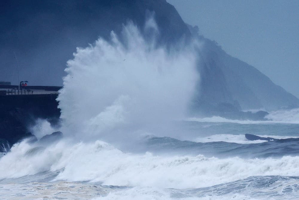 Pronostican olas de hasta 20 pies en la región de los Grandes Lagos debido a una fuerte tormenta invernal