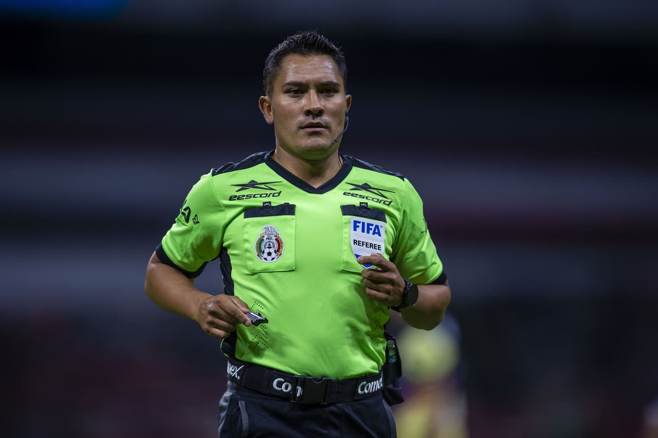 El neerlandés salió expulsado del terreno de juego a los 52’ por acumular tarjetas amarillas.